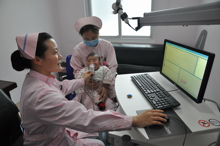 3月大婴儿在使用德国耶格肺功能仪进行肺功能检测.JPG